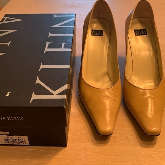 Anne Klein Manhattan Havana heels dark cream color Sz 8.5 uppers good sole wear - Picture 1 of 9